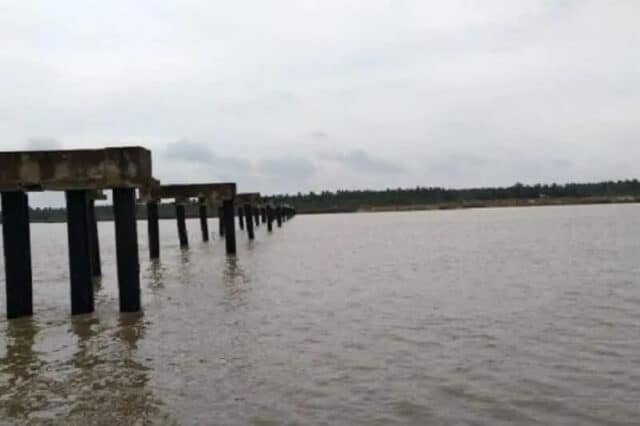 Beginilah nasib proyek Pembangunan Pelabuhan Ujung Jabung yang sudah menyedot APBN sebesar Rp 500 miliar. Tampak hanya tiang panjang, dan sekarang mangkrak.