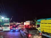 Beginilah yang sering terjadi kemacetan di ruas jalan nasional Jambi yang menghubungkan Muara Tembesi - Muara Bulian, Kabupaten Batanghari akibat angkutan truk batubara.