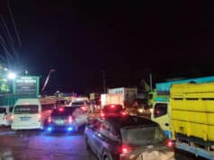 Beginilah yang sering terjadi kemacetan di ruas jalan nasional Jambi yang menghubungkan Muara Tembesi - Muara Bulian, Kabupaten Batanghari akibat angkutan truk batubara.