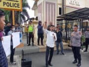 Koorlap Aksi Iin Habibie sedang menggelar orasinya di Mapolda Jambi, Kamis (10/11-2022).