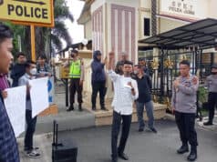 Koorlap Aksi Iin Habibie sedang menggelar orasinya di Mapolda Jambi, Kamis (10/11-2022).