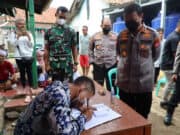 Patroli Bermotor, Kapolda Banten Tinjau TPS di Rangkas Bitung