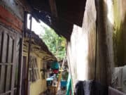 Tembok beton sepanjang puluhan meter kondisinya miring di RT 16, Kelurahan Budiman, Kecamatan Jambi Timur, Kota Jambi.
