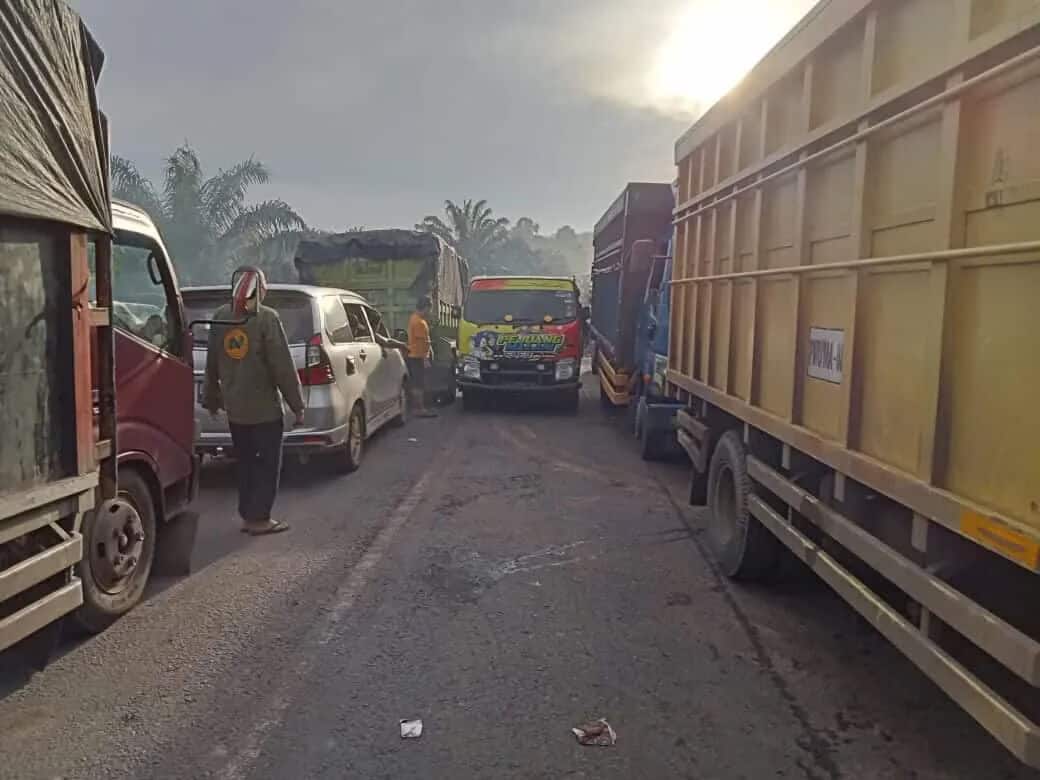 Beginilah kondisi kemacetan yang saat ini masih berlangsung di Desa Tanjung Marwo, Kabupaten Batanghari. 