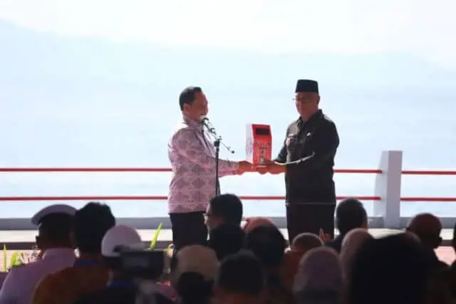 Hadiri Acara Puncak Sail Tidore 2022, Mendagri Serahkan ADM untuk Masyarakat Kota Tidore Kepulauan