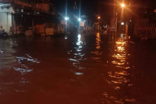 Kota Jambi Terus Dilantak Banjir Banjir parah terjadi di Jalan Orang Kayo Hitam, Talang Banjar, Kecamatan Jambi Timur, Kota Jambi.