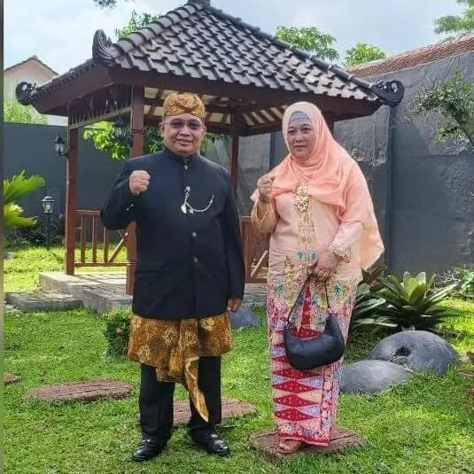 H Bambang Hidayah M. Eng didamping isteri.