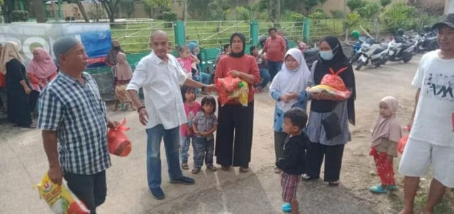 KPRH terus berbagi sembako kepada masyarakat yang membutuhkan.