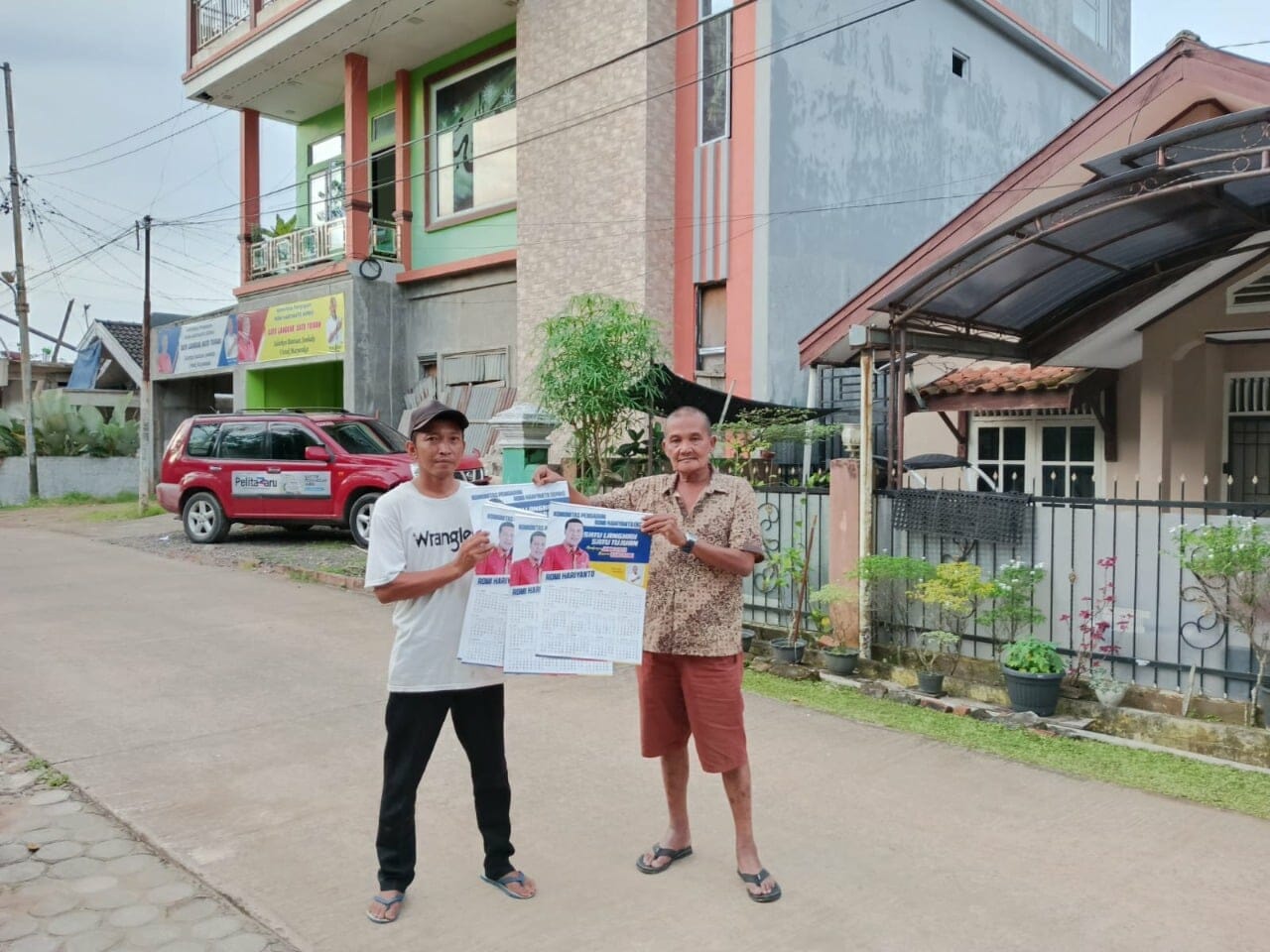 Sekretariat KPRH Kota Jambi didatangi warga minta kalender Romi Hariyanto. 