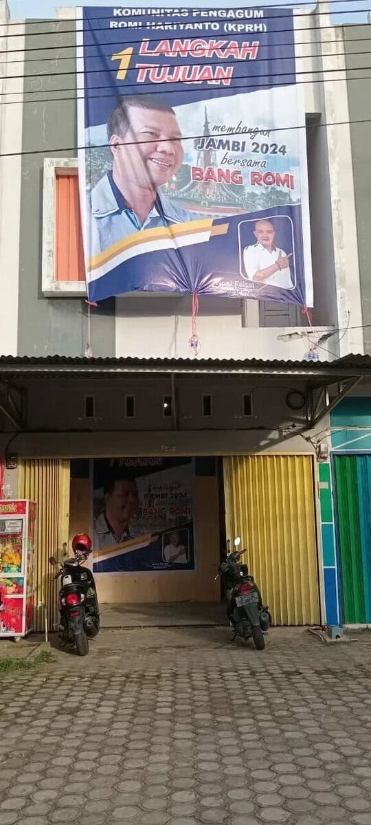 Sekretariat Arizona Komunitas Pengagum Romi Hariyanto (KPRH) di Jalan Sunan Kalijaga No 134 RT 12 kelurahan Simpang III Sipin, Kecamatan Kota Baru Jambi 36126.