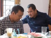 Romi Hariyanto (kiri) saat bicara serius tentang Provinsi Jambi ke depan bersama Bupati Bungo H Mashuri.
