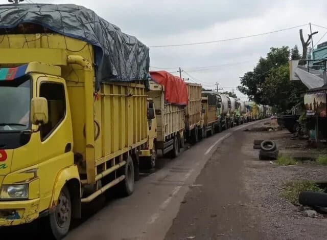 IMG-20230216-WA0000 Truk bermuatan batubara Jambi melintasi jalan umum dan akhirnya timbulkan banyak polemik.