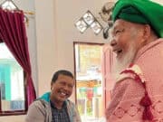 Tampak sikap hormatnya Romi Hariyanto saat menjumpai salah satu tokoh agama di Jambi belum lama ini.