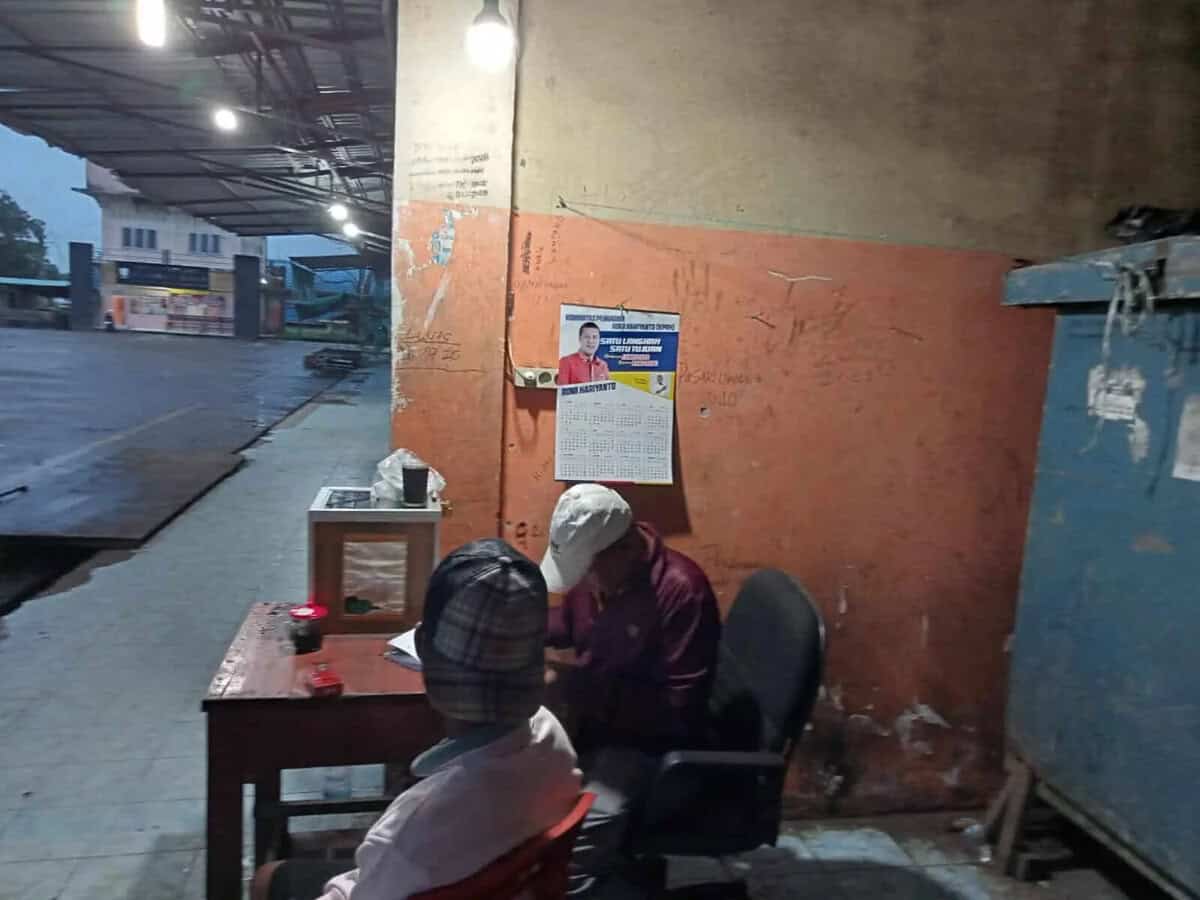Setiap lapak pedagang dipasang kalender Romi Hariyanto. 