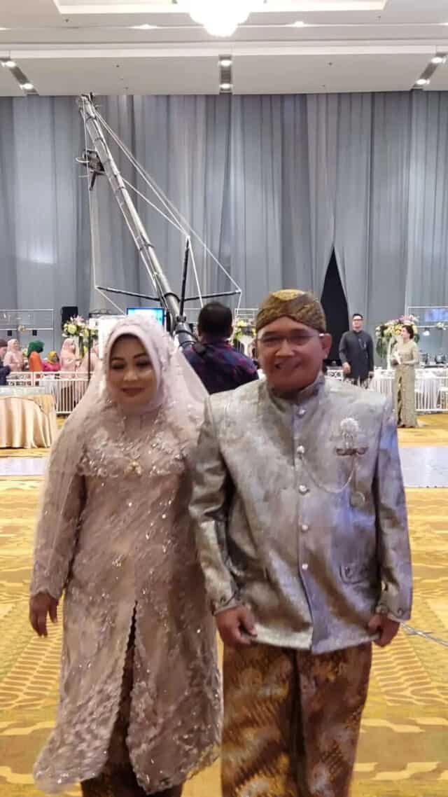 H Bambang Hidayah, M.Eng, beserta Isteri.