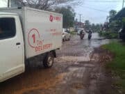 Lihat jalan rusak di Jalan Roni Sanis, Kebon Kopi, poto ini diambil, Kamis (30/3-2023).