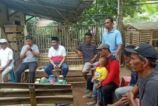 Pengusaha Tavel Umroh Berikan Bantuan Bibit Ayam 800 Ekor di Desa Gondanglegi Dan Ambalkeprek