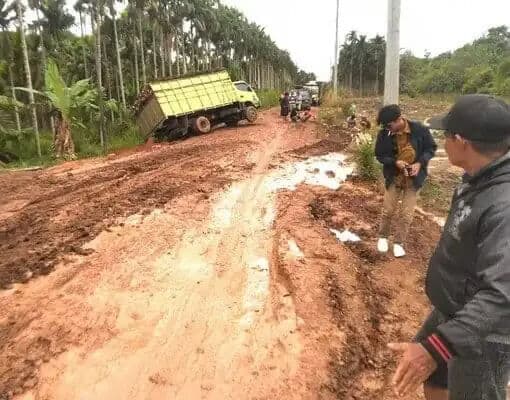 Begnilah kondisi jalan di Tanjabtim. Tapi, ini bukanlah titik ruas Jalan Kabupaten.
