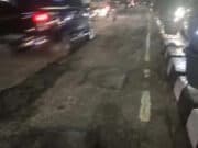Tampak kondisi Jalan Gatot Subroto, Kota Jambi yang dilakukan perbaikan sehari sebelum Presiden Jokowi tiba di Jambi.