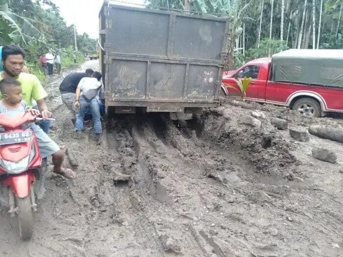 Lihat kerusakan jalan ini, apakah jalan nasional, jalan provinsi, atau jalan kabupaten.