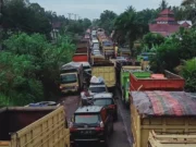 Beginilah kondisi kemacetan sering terjadi di Ruas Jalan Nasional Jambi yang diangkitkan truk bermuatan batubara.