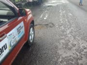 Akses Jalan Nasional Lingkar Jambi tampak jelas mengalami kerusakan, dan jika terus dibiarkan begini sebentar lagi jalan ini terancam putus.