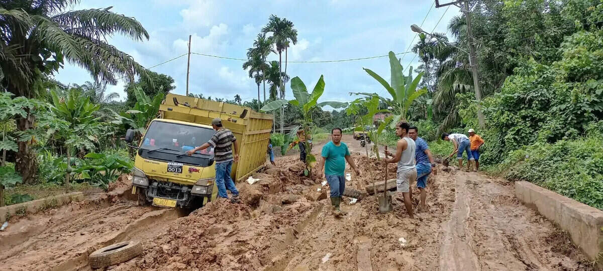 Lihat ini jalan rusak di Jambi. 
