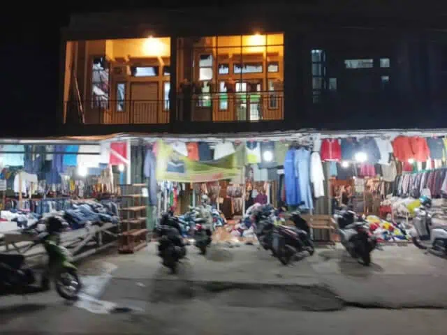 Tampak pakaian bekas membludak dipasarkan di Kawasan Arizona, Kota Jambi,