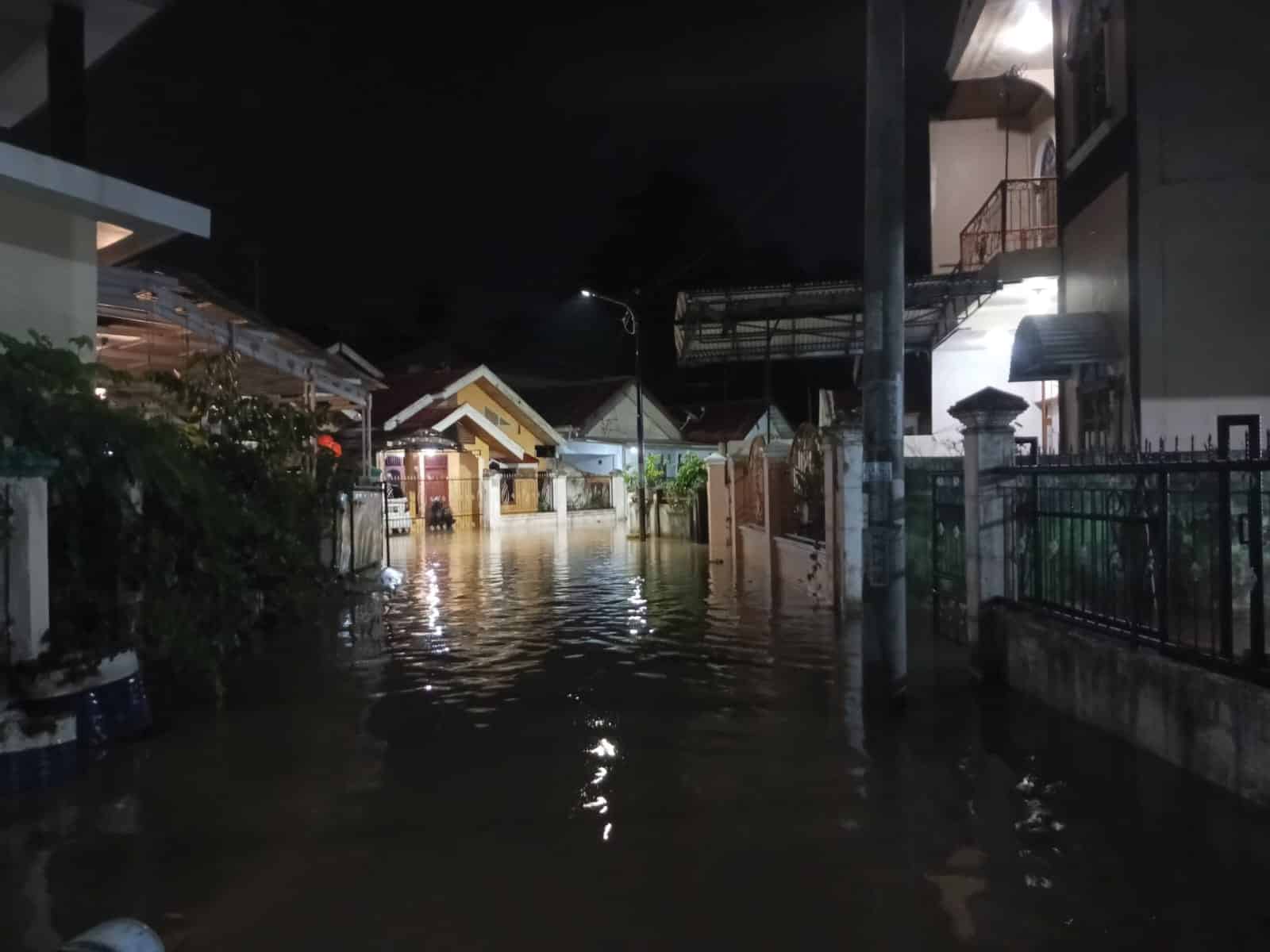 Banjir di kawasan Keluraan Kota Baru, Kota Jambi, kondisi ini terus dirasakan masyarakat.