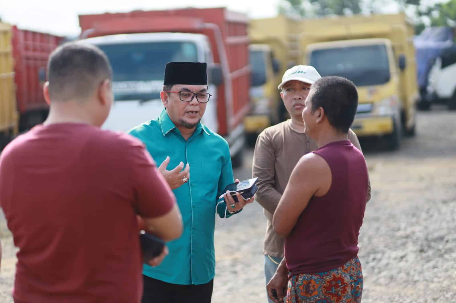 Tampak Ivan Wirata menghubungi langsung para sopir pengangkut batubara Jambi. poto/pelita.co/ist.