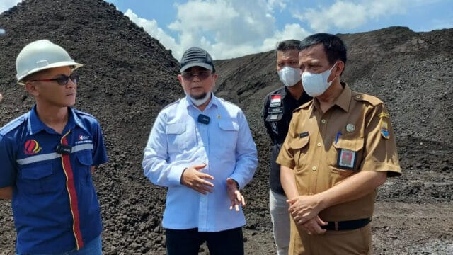 Wakil Ketua Komisi III DPRD Jambi H Ivan Wirata terus awasi pembangunan jalan khusus batubara Jambi. poto/pelita.co/ist