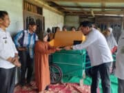 Ivan Wirata saat memberikan alat pertanian kepada Petani Kelompok Mekar Saro, Kabupaten Muaro Jambi. poto/pelita.co/ist