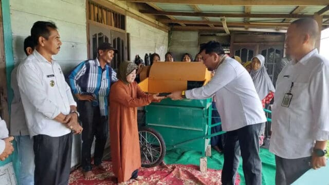 IMG-20230531-WA0001 Ivan Wirata saat memberikan alat pertanian kepada Petani Kelompok Mekar Saro, Kabupaten Muaro Jambi. poto/pelita.co/ist