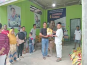 Komunitas Pengagum Romi Hariyanto (KPRH), Minggu (18/6-2023) salurkan bantuan beras kepada warga. Poto/Pelita.Co/fay