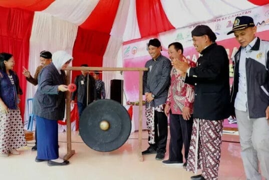 Pemukulan Gong Sebagi Tanda Dibukanya Kembali Pasar Menoreh, Sekaligus Peringati Hari UMKM Nasional