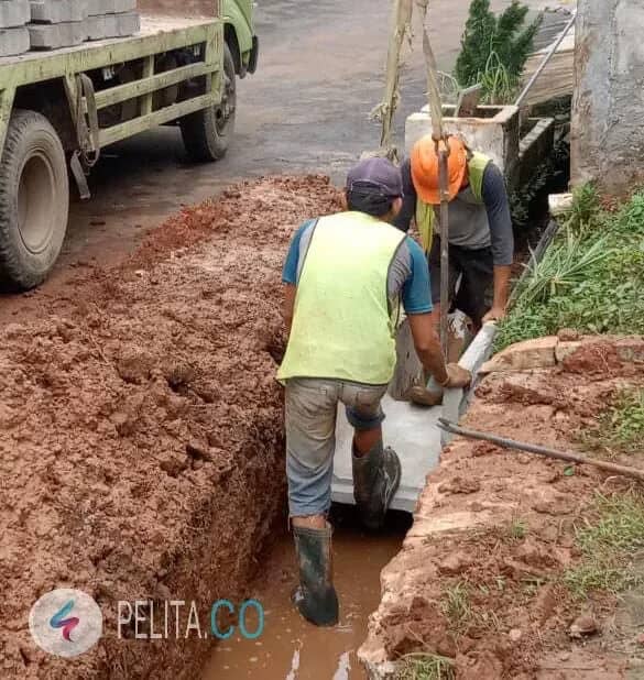Proyek Pemasangan U-Ditch di Perumahan Kaliandra Legok Permai, Diduga Beraroma Korupsi