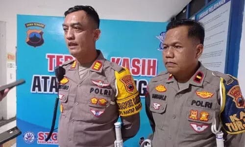 Kasat Lantas Polres Purworejo AKP Untung Ariyono bersama kanit Turjagwali ( Pengaturan, Penjagaan, Pengawalan, dan Patroli) IPDA Bambang Rahmanto saat di konfirmasi awak media Sabtu (24/2/24 ) sore
