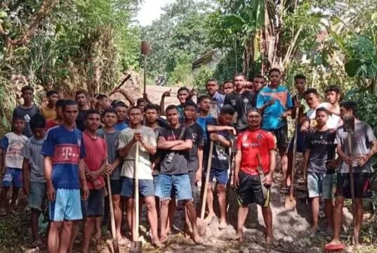 Prihatin Kondisi Jalan Yang Rusak,Kaum Muda Mawe Desa Golo Lajang Barat, Manggarai Barat NTT Gelar Bakti Sosial