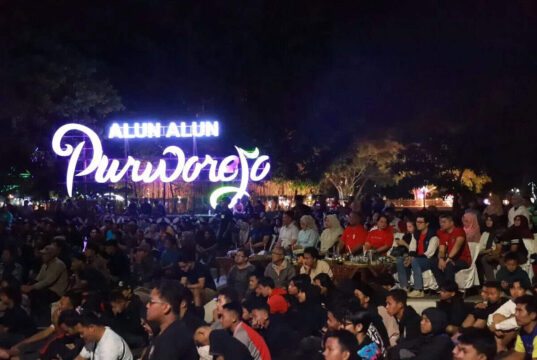 Nobar Timnas Indonesia melawan Australia, Bupati Bagi Doorprize Jersey Bola