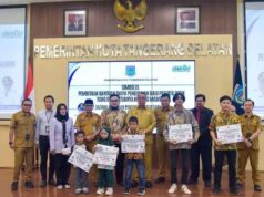 Prioritas Siswa Kurang Mampu, Pemkot Tangsel Serahkan Bantuan Pendidikan
