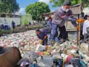 Bupati Tangerang Moch Maesyal Rasyid saat bergotong-royong bersama warga turun membersihkan sampah yang menumpuk di Sungai Golden.(Foto istimewa)