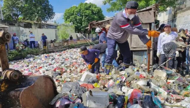 Bupati Tangerang Moch Maesyal Rasyid saat bergotong-royong bersama warga turun membersihkan sampah yang menumpuk di Sungai Golden.(Foto istimewa)
