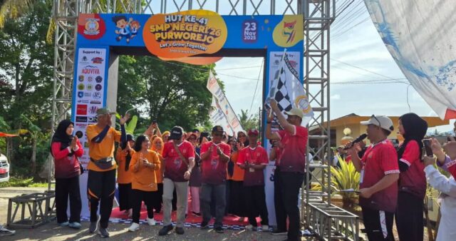 Jalan Sehat “Purworejo, Let’s Go Together” Semarakkan HUT ke-41 SMPN 26
