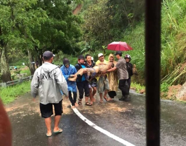 1 Tewas dan 1 Luka Parah, Berboncengan Motor Tertimbun Longsor di Lereng Gunung Lawu Magetan