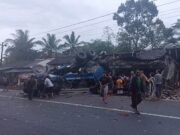 Truk Bermuatan Solar Terguling di Jalur Kalijambe, Tabrak Mobil dan Warung Pasar