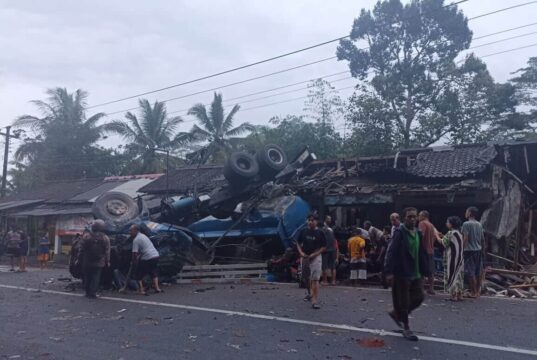 Truk Bermuatan Solar Terguling di Jalur Kalijambe, Tabrak Mobil dan Warung Pasar