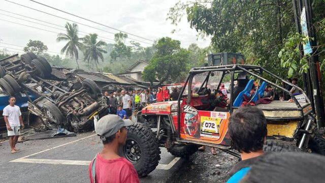 Truk Tronton Bermuatan Solar Terguling di Pasar Bener Purworejo, Satu Tewas dan Tiga Luka-Luka
