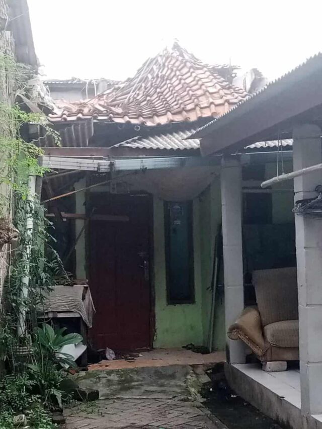 Diterpa Angin Puting Beliung, Atap Rumah Sang Marbot Ambruk Total 