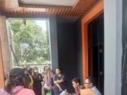 Penyaluran BLT di Kedaung Barat, Warga Antusias Bawa Barcode & KTP untuk Verifikasi ‎