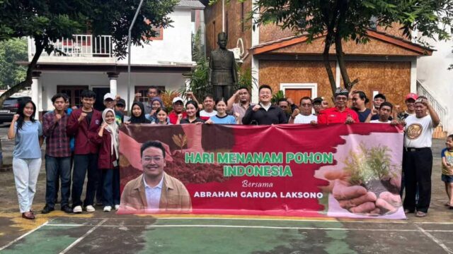 Abraham dan Mahasiswa UMN Tanam Pohon Bersama